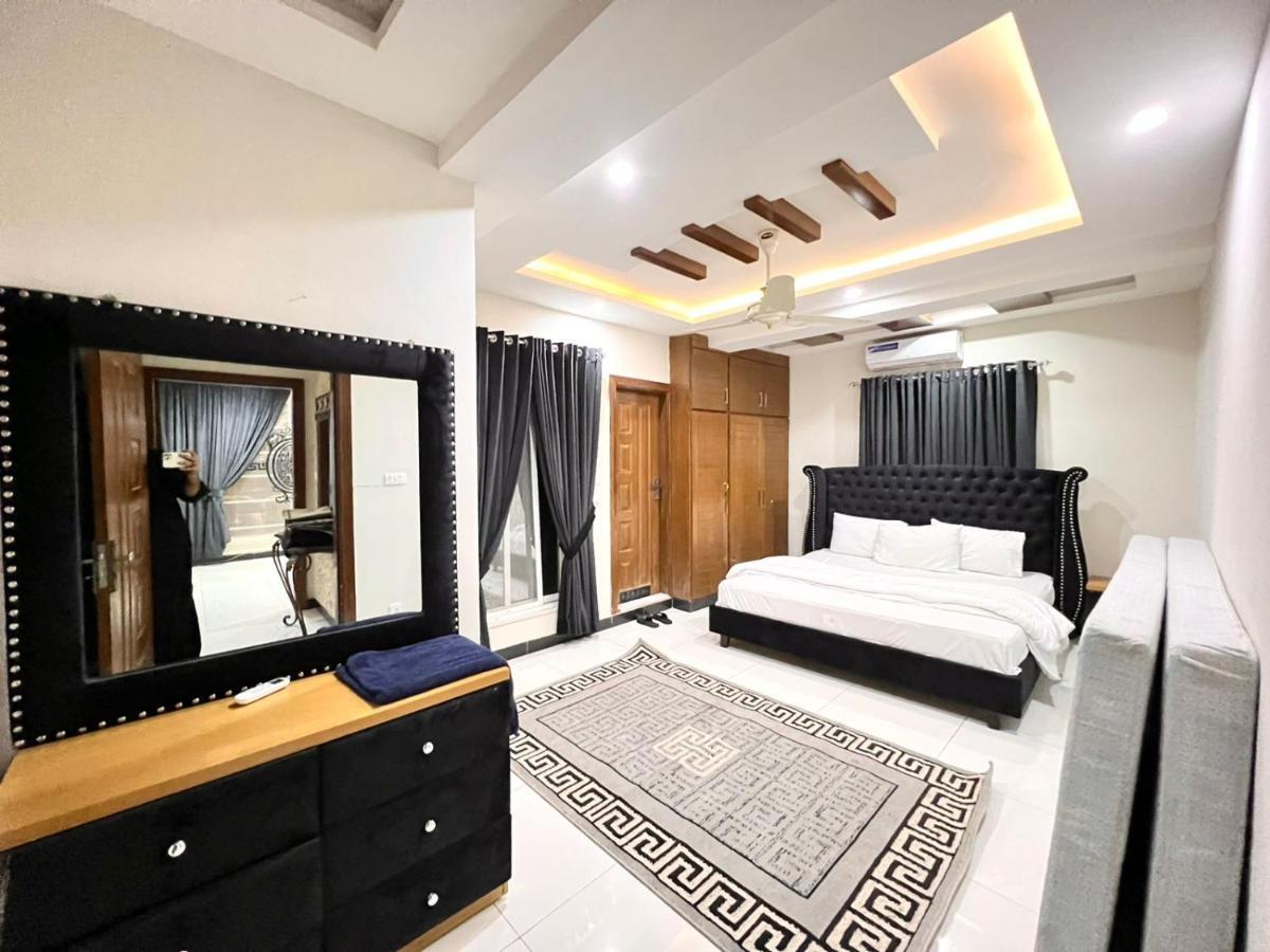 Luxury Apartment Rentals Исламабад Экстерьер фото