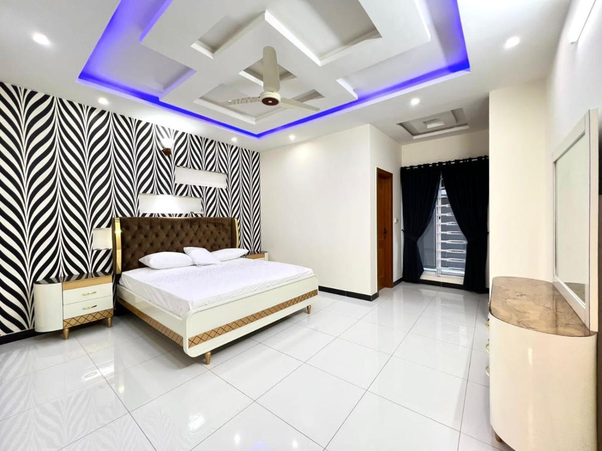 Luxury Apartment Rentals Исламабад Экстерьер фото