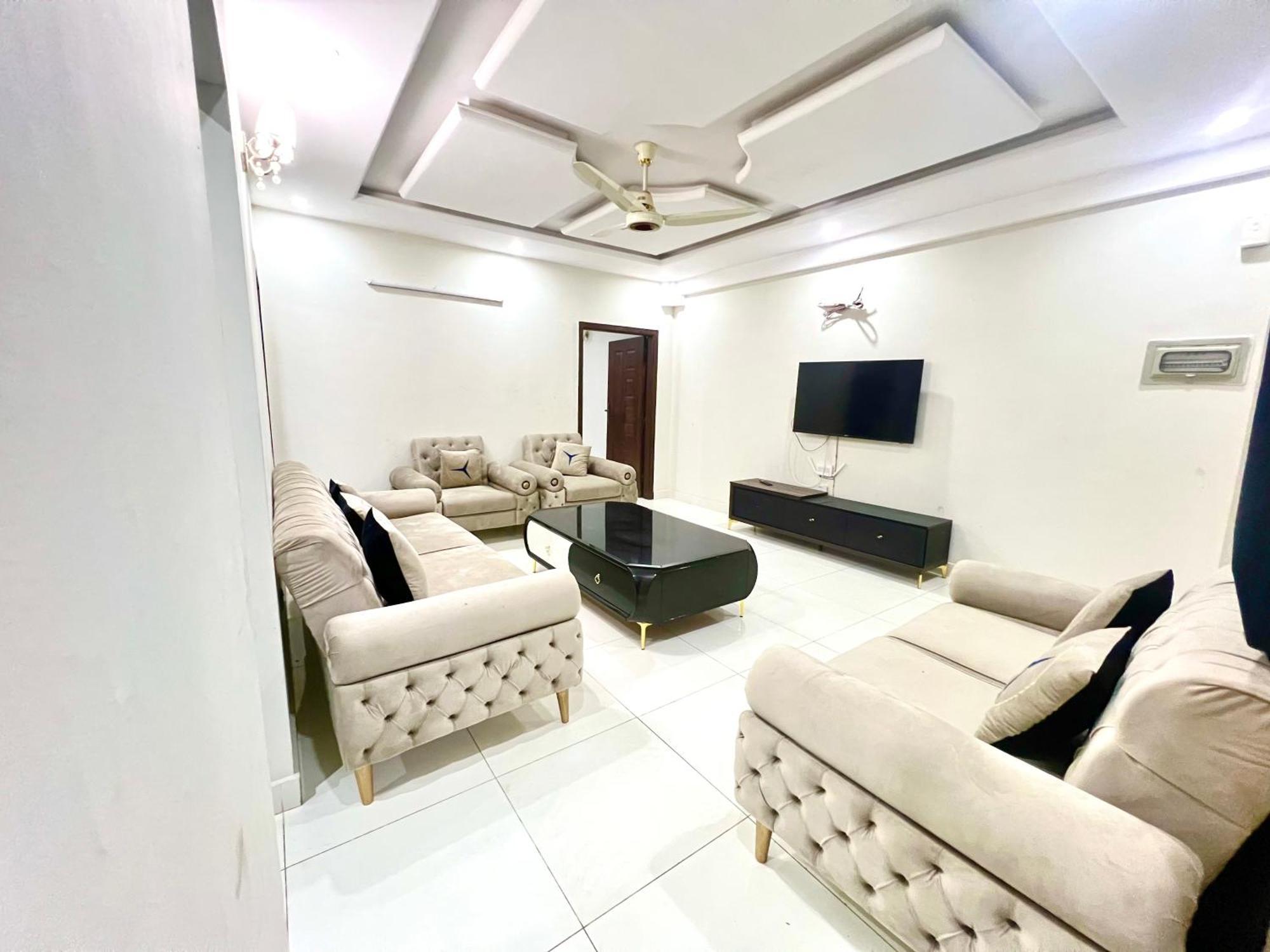Luxury Apartment Rentals Исламабад Экстерьер фото