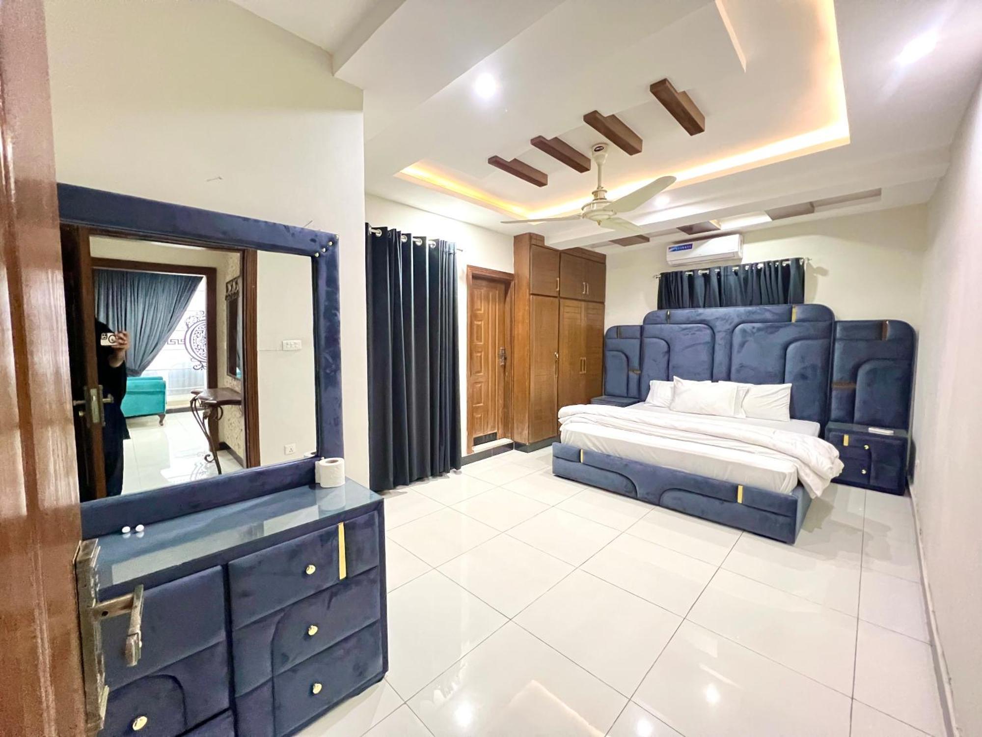 Luxury Apartment Rentals Исламабад Экстерьер фото
